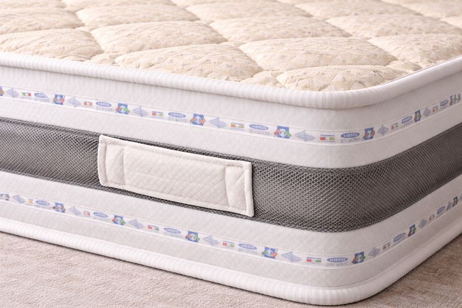 Détail du tissu et de l'étiquette du matelas Eden