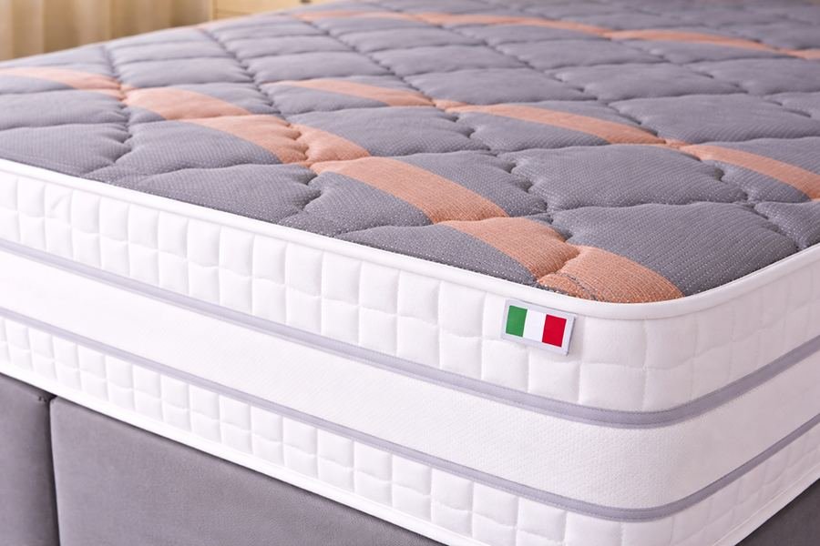 Détail du tissu et de l'étiquette du matelas Lusso Comfort